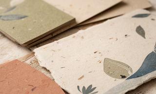 Biglietti e cartoline su carta riciclata con fibre visibili